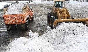 Челябинские коммунальщики отказались вывозить снег в марте. Он сам растает
