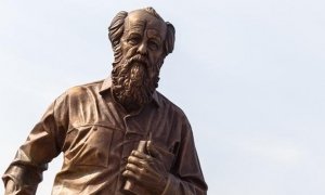 Осквернителя памятника Солженицыну во Владивостоке обвинили в мелком хулиганстве