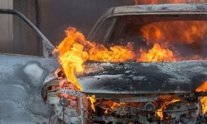 На Камчатке мотоциклист сжег автомобиль депутата, чтобы наказать за «опасное вождение»