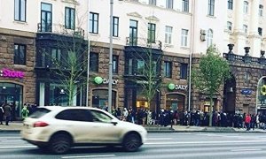 В Москве к магазину Apple выстроилась огромная очередь за iPhone X за сутки до старта продаж