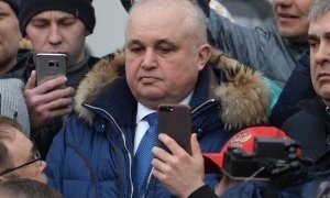 Вице-губернатор Кемеровской области встал на колени перед участниками митинга