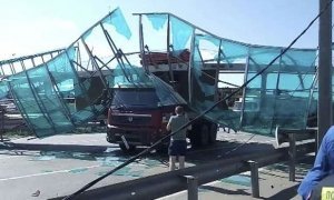 На Ярославском шоссе самосвал обрушил пешеходный мост. Движение в обе стороны перекрыто