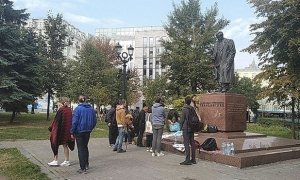 В центре Москвы юные сторонники Навального начали бессрочную акцию протеста