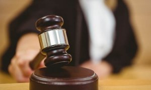 Курганского депутата приговорили к штрафу в 5 тысяч рублей за избиение соседки