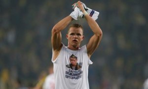 УЕФА оштрафовал футболиста Тарасова на 5 тысяч евро за футболку с Путиным