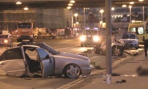 В центре Москвы «Мерседес» врезался в фонарный столб. Четыре человека погибли