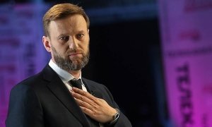 В «Домодедово» неизвестные бросили на шею Алексея Навального связку сарделек