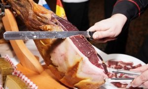 В Госдуме на выставке продуктов питания неизвестный стащил свиной окорок