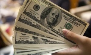 Курс американского доллара опустился ниже отметки в 56 рублей