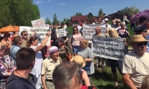 Жители подмосковной деревни Сычево перекрыли въезд на свалку грузовикам с ртутными лампами  