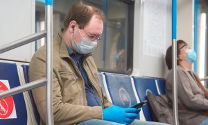 В Москве на некоторых станциях метро перестали пускать пассажиров без защитных масок