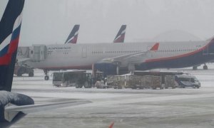 Московские аэропорты вторые сутки отменяют десятки рейсов из-за снегопада