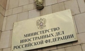 Зарплаты российских дипломатов переведут в доллары и евро