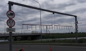 В Петербурге на подъезде к «мосту глупости» установили предупреждающие цепи