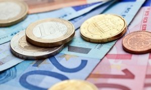 Официальный курс евро вырос на три рубля