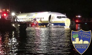 Во Флориде самолет после посадки упал в реку 