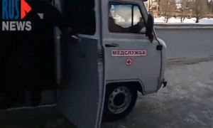 В Барнауле силовики использовали для задержания протестующих автомобиль с надписью «медслужба»