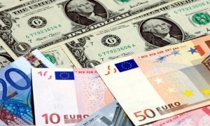 Центробанк повысил официальные курсы евро и доллара на два рубля
