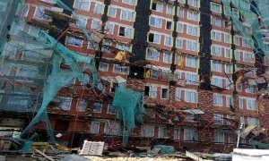 В Екатеринбурге обрушилась стена строящейся многоэтажки. Есть пострадавшие  