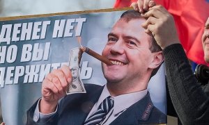 Премьер Медведев во время митингов «Он вам не Димон» катался на лыжах