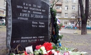 В Москве неизвестная женщина в хиджабе бросила «коктейль Молотова» в мемориал Юрию Буданову