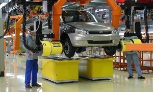 «АвтоВАЗ» сообщил о повышении цен на свои автомобили из-за ослабления рубля
