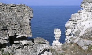 В Крыму турист из Орла сорвался со скалы на камни и выжил