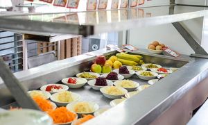 В Красноярске более 70 учащихся школ отравились некачественными салатами