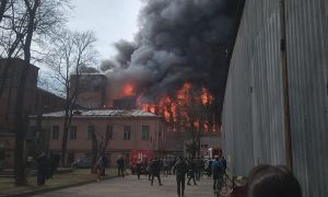 В Петербурге загорелся бизнес-центр «Невская мануфактура». Погиб один пожарный