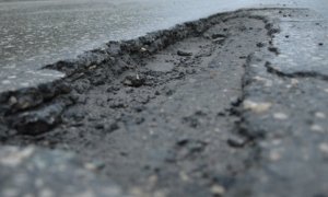 Московских автомобилистов предупредили о возникновении ям на дорогах