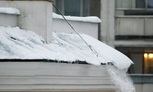 В Москве ледяная глыба с крыши упала на коляску с ребенком