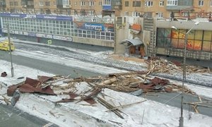 В Норильске ураганный ветер сорвал крышу 5-этажного здания. Есть погибшие и пострадавшие