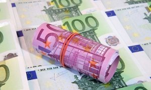 Центробанк понизил официальный курс евро сразу на 2 рубля