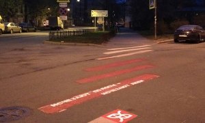 В Петербурге активисты покрасили в красный цвет стершиеся «зебры»