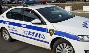 В Тбилиси местные жители разбили автомобиль российских туристов