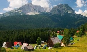 В Черногории туристка из России сорвалась со скалы и погибла