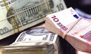 Официальный курс евро превысил отметку в 80 рублей, а доллар - 69 рублей