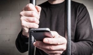 ФСИН предложила законодательно запретить мобильную связь в колониях