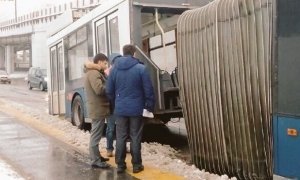 В Москве рейсовый троллейбус развалился на две части во время движения