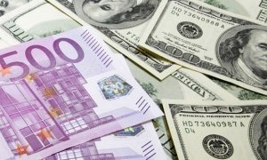 Официальные курсы доллара и евро упали почти на рубль   