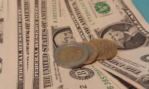 Официальный курс доллара упал до 68 рублей