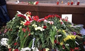 Московские коммунальщики «зачистили» мемориал на месте убийства Бориса Немцова