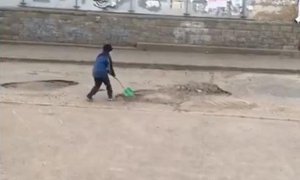 Омские чиновники поблагодарили ребенка за попытку засыпать лопаткой ямы на дороге