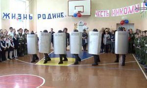 В Златоусте сотрудники ФСИН показали школьникам приемы разгона людей