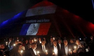 В Египте в память о жертвах терактов пирамиды окрасили в цвета российского и французского флагов  