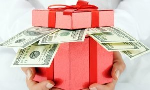 Россиянки назвали самым желанным подарком на 8 марта деньги