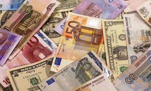 Официальные курсы доллара и евро снизились до 67 и 76 рублей 