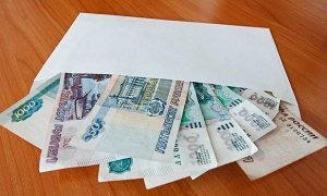 В Магнитогорске анонимный благотворитель разбросал по городу конверты с деньгами