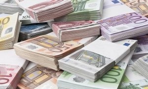 Официальный курс евро снизился сразу на 2 рубля