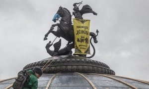 Активисты «Гринпис» надели противогаз на памятник Святому Георгию Победоносцу